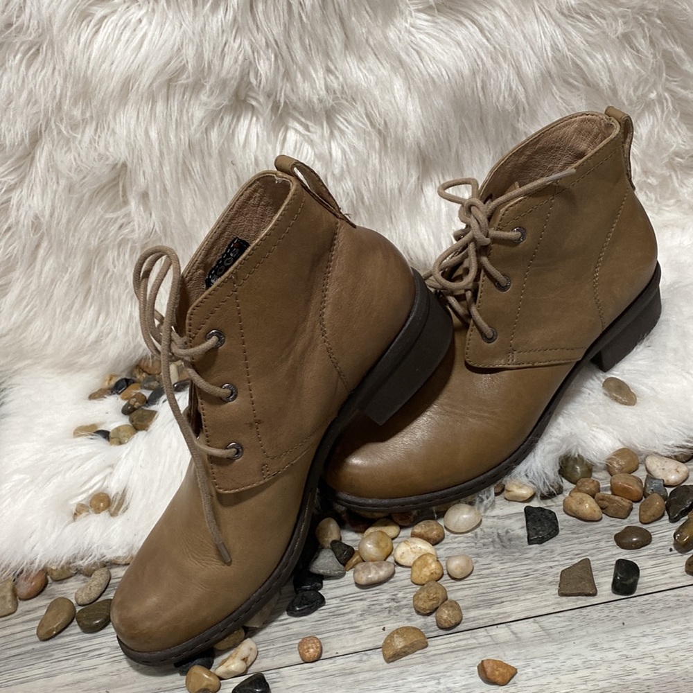 Women’s Tan Lace-Up Ankle Boots - Picture 5 of 8
